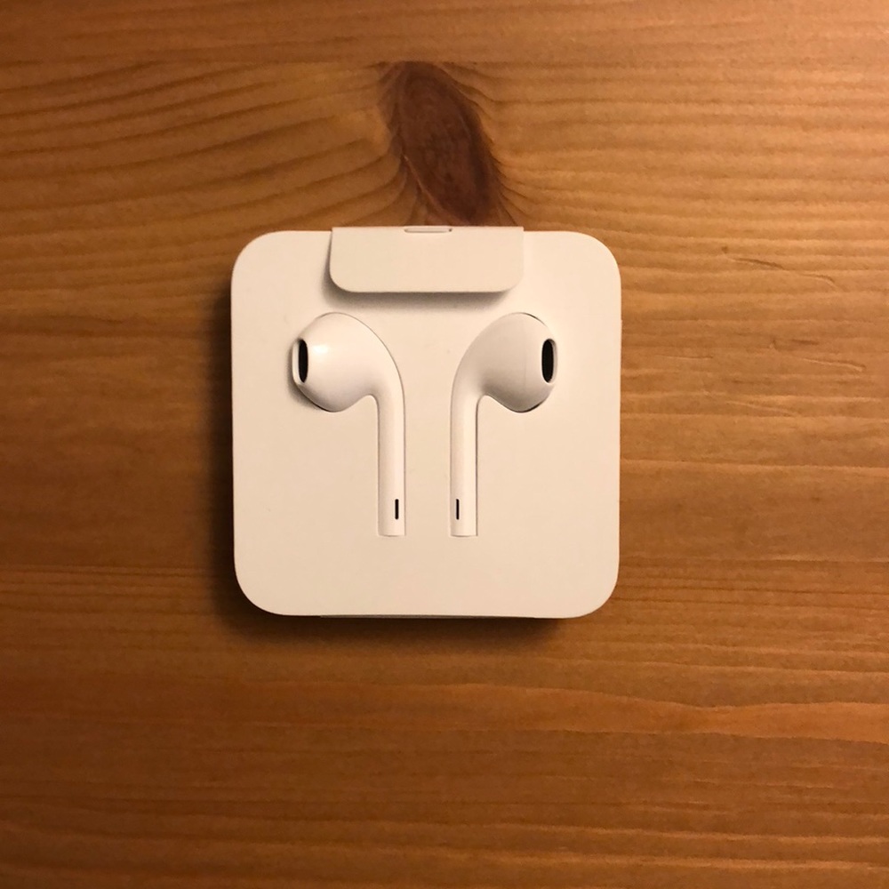 Brand new Apple earbuds
